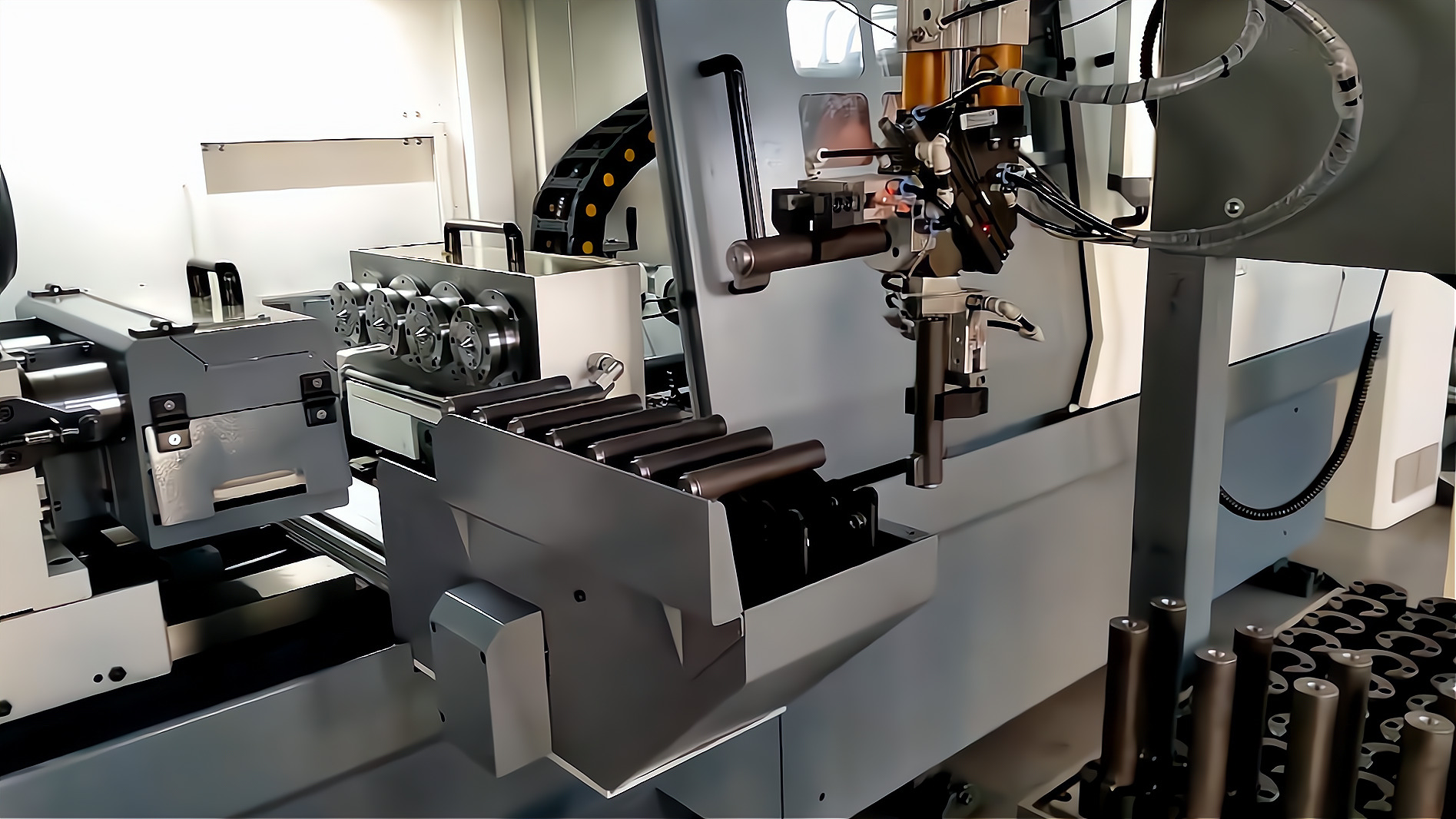 ZK2115×4B/500A 深孔鉆床配置桁架機(jī)械手，加工手槍槍管單機(jī)自動(dòng)化